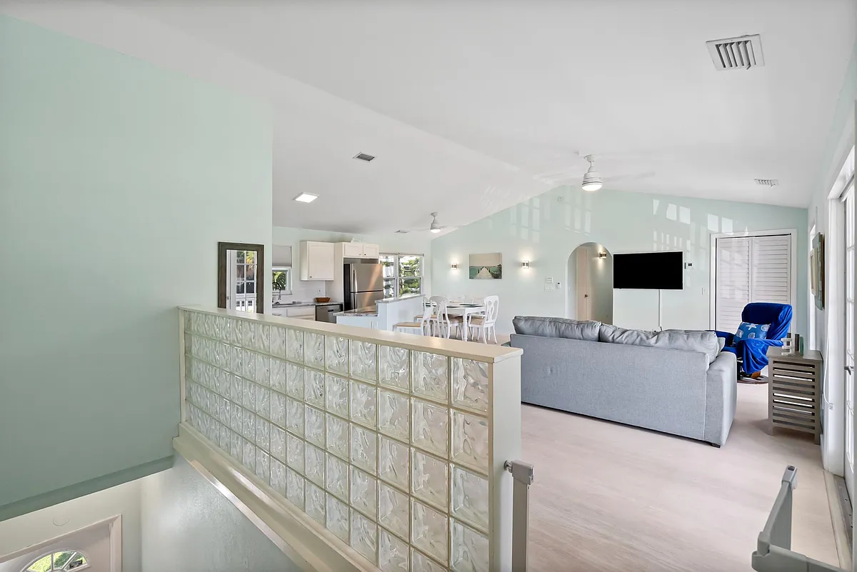 Building Photo - 670 Hernando St #A