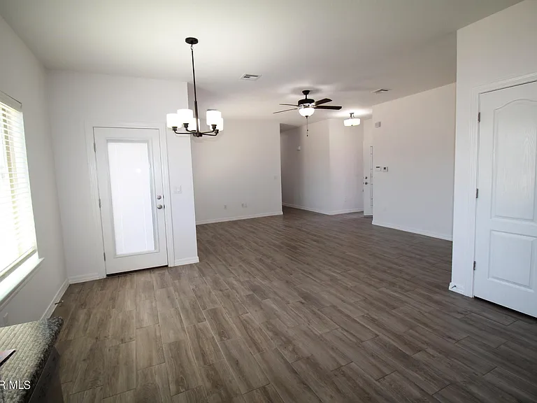 620 Adrian Arellano St W — Photo 21