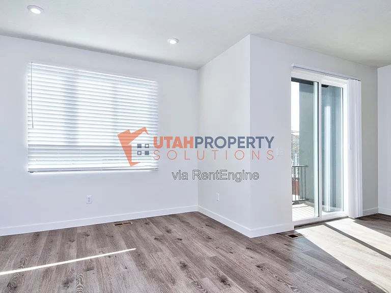 1047 W 400 S — Photo 11