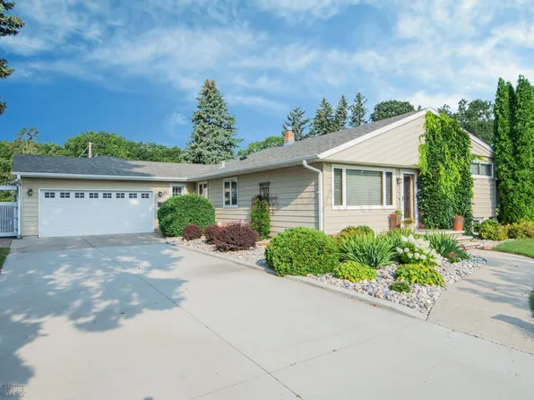 52 Woodland Dr N, Fargo, ND 58102