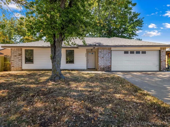 209 Mistletoe Ln, Bartlesville, OK 74003
