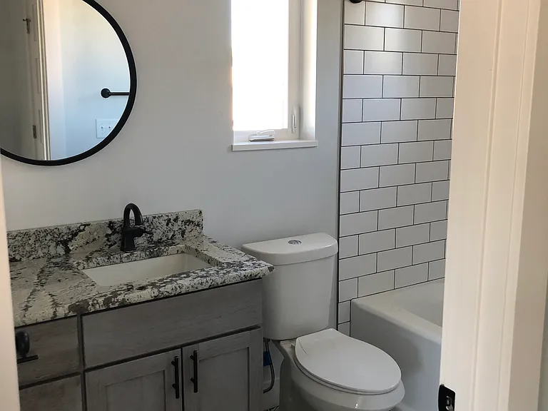 702 W 1st St #2 — Photo 3