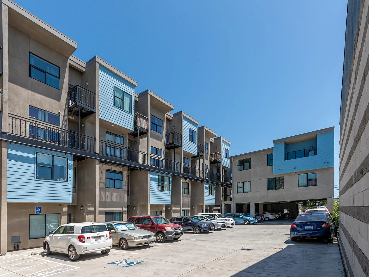 2 bed, 1.5 bath, 830 sqft, $2,698 — Photo 3