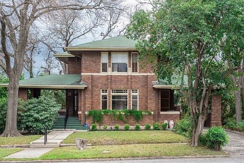 3rd image of 916 W Mistletoe Ave