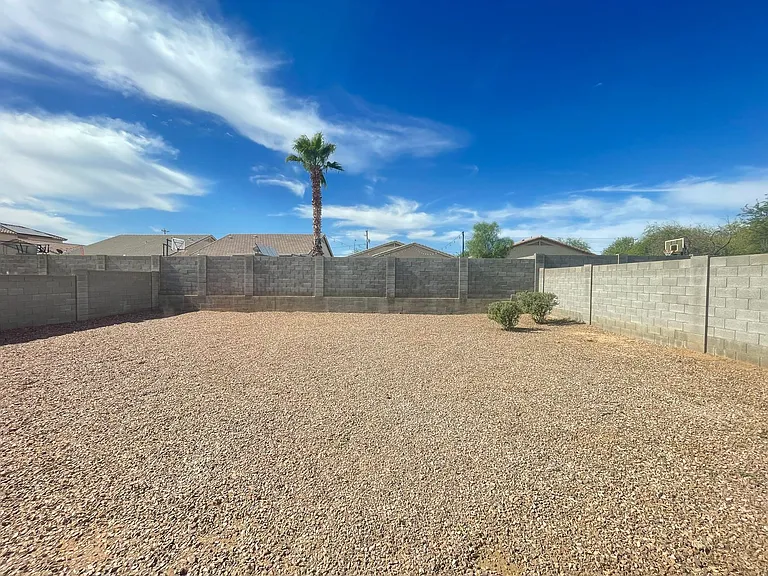 915 W Bowker St — Photo 18
