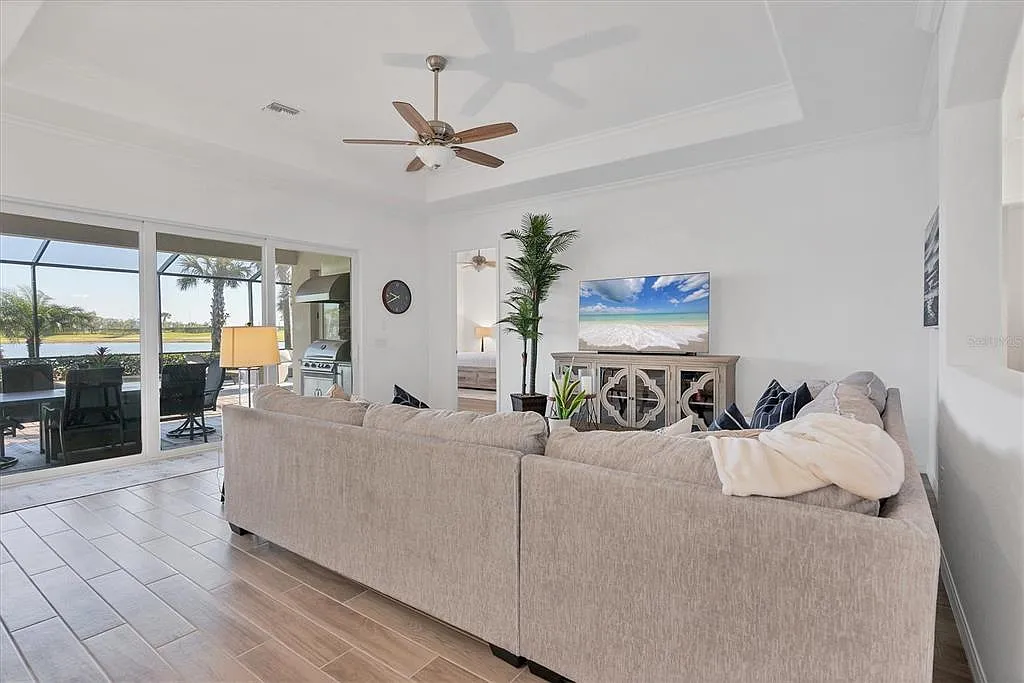 4 bed, 2.0 bath, 2251 sqft, $9,500 — Photo 4