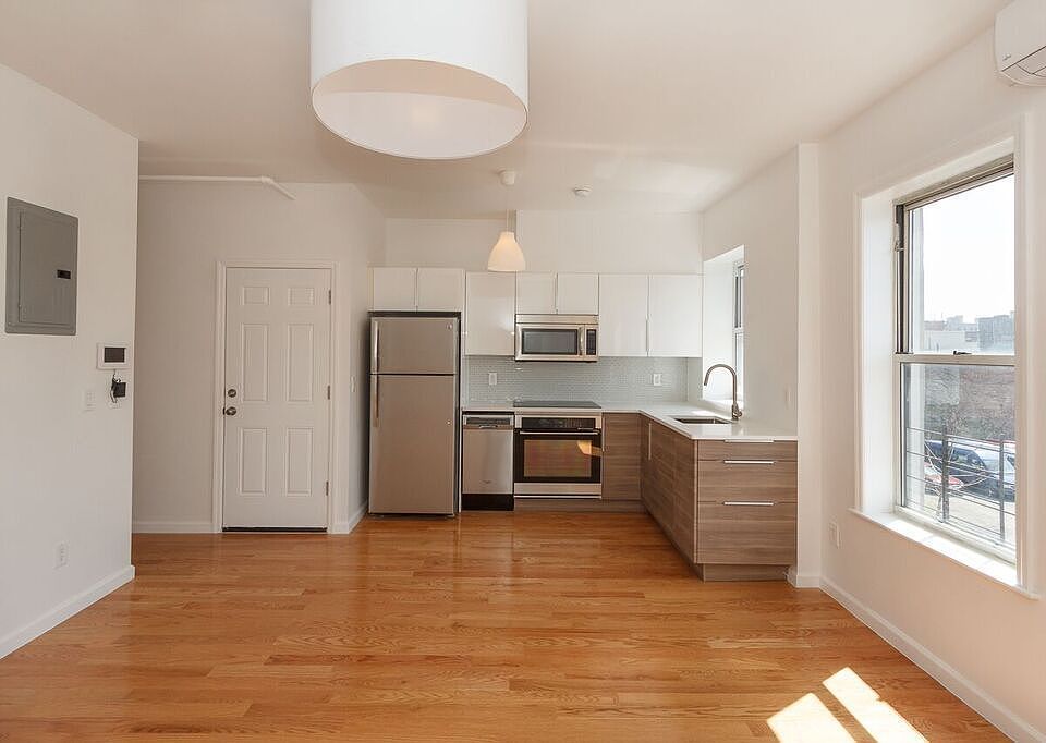 1st image of 24 Herkimer St APT 4