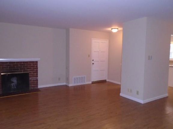 4th image of 3447 Redwood Ct #B