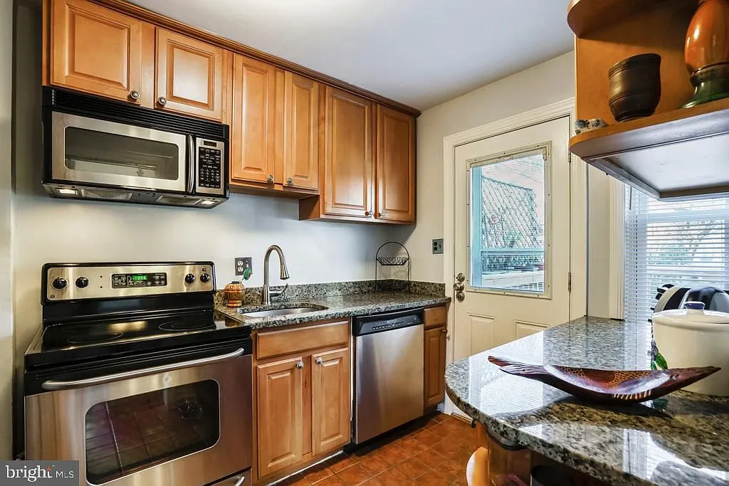 2 bed, 2.0 bath, 896 sqft, $3,000 — Photo 3