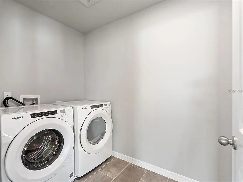 4 bed, 3.0 bath, 2718 sqft, $2,450 — Photo 4