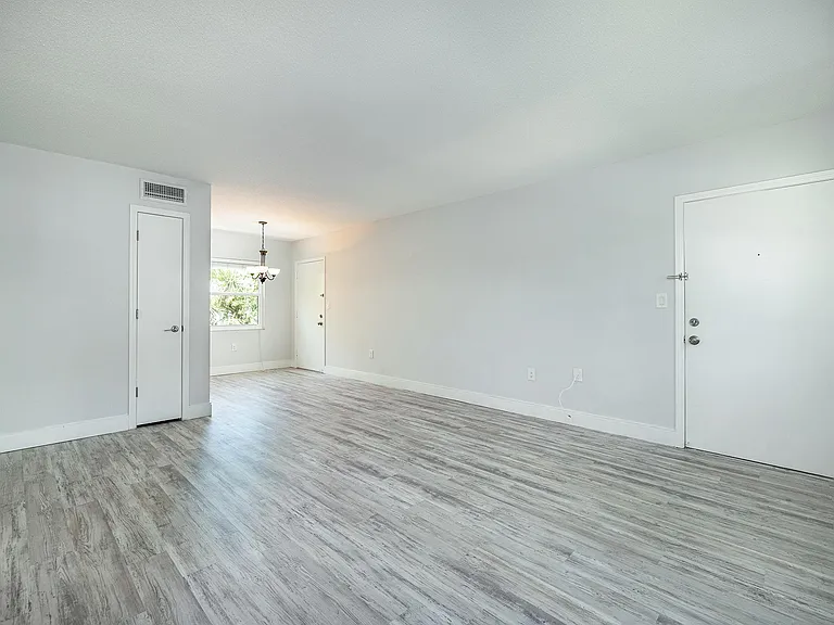 6950 Avenue Des Palais #2A — Photo 3