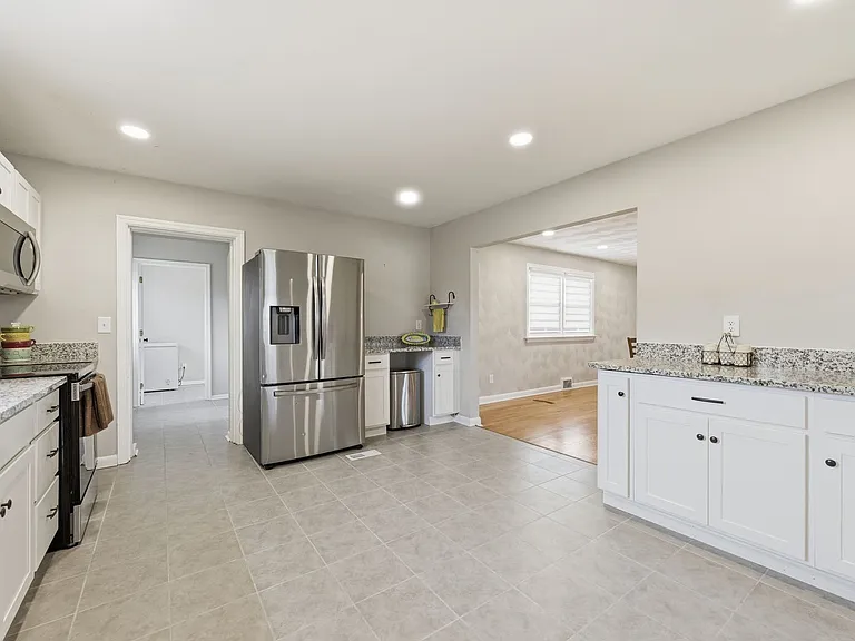 2725 Greendale Ave — Photo 10