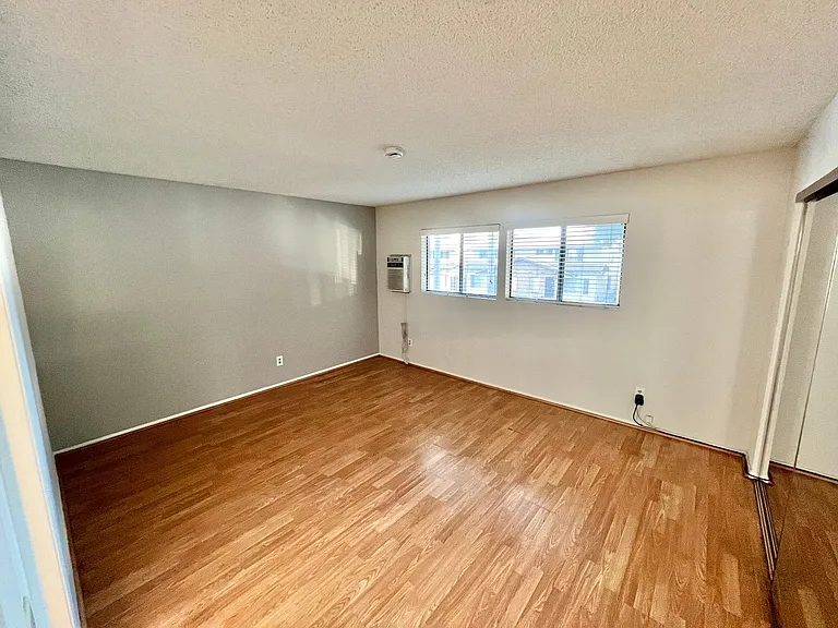 1045 E 3rd St #3 — Photo 9