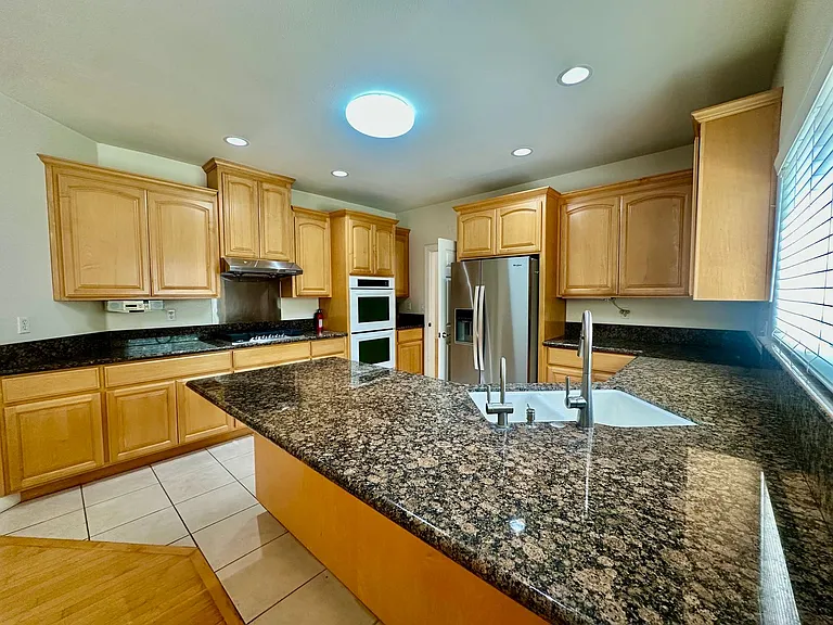 388 Knowles Dr — Photo 4