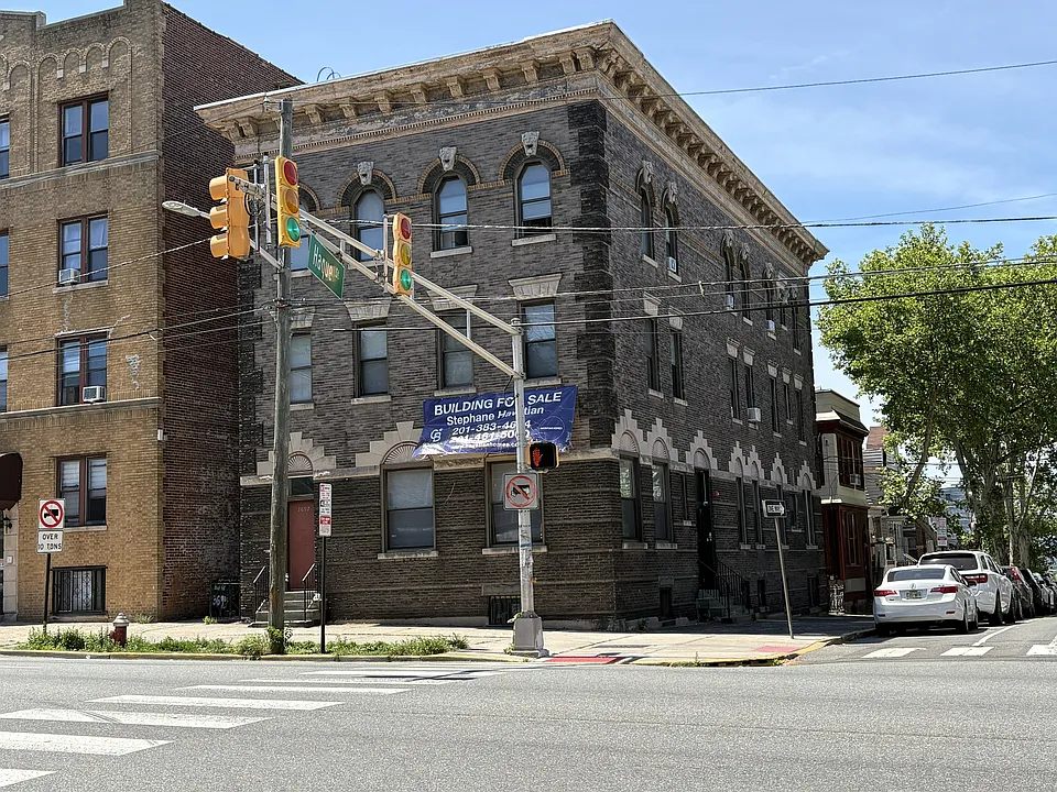 69 Hague St