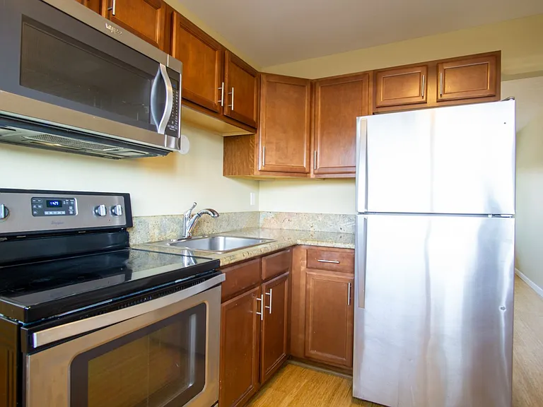 Get 1 Month FREE! Top-Floor 2-Bedroom with Bamboo Flooring + Off-Street Parking! — Photo 9
