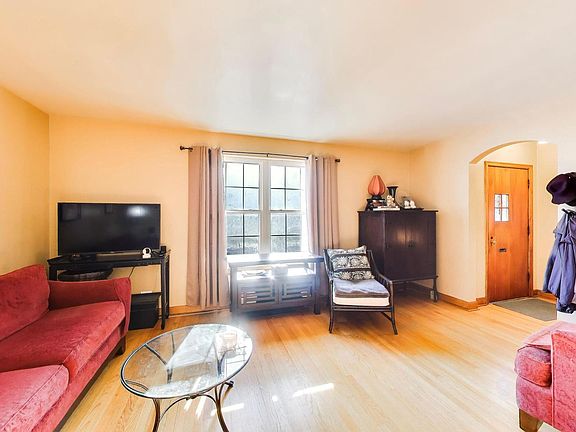 3rd image of 3525 Prairie Ave