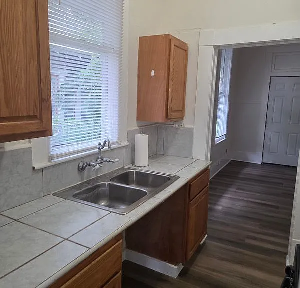 716 E Guenther St #B — Photo 5