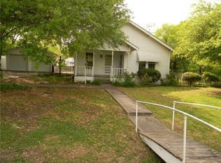 402 S Oak St, Ector, TX 75439