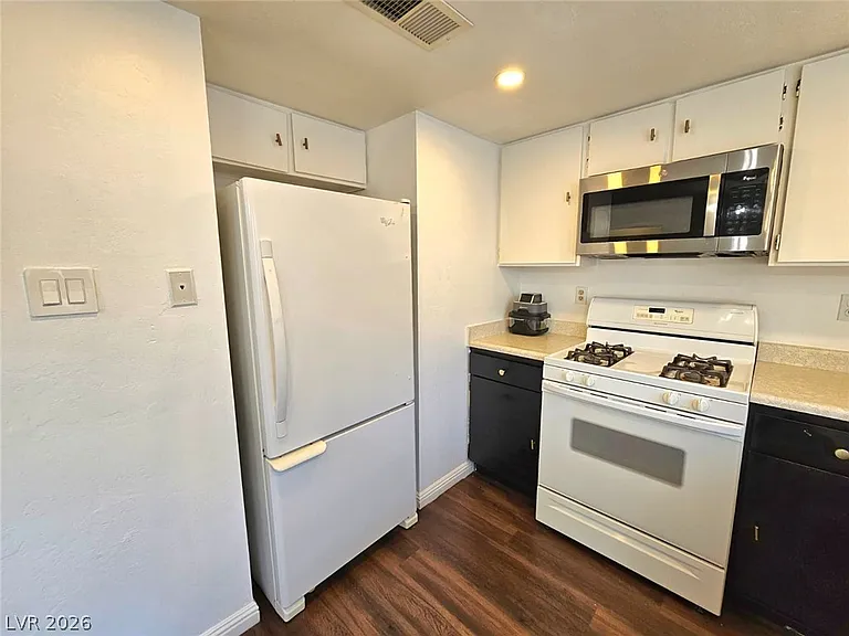 1460 Hialeah Dr #B — Photo 4