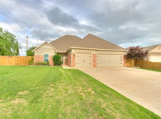 1200 Ridgeway Dr, Moore, OK 73160