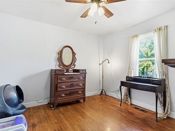 5th image of 902 W 12th St
