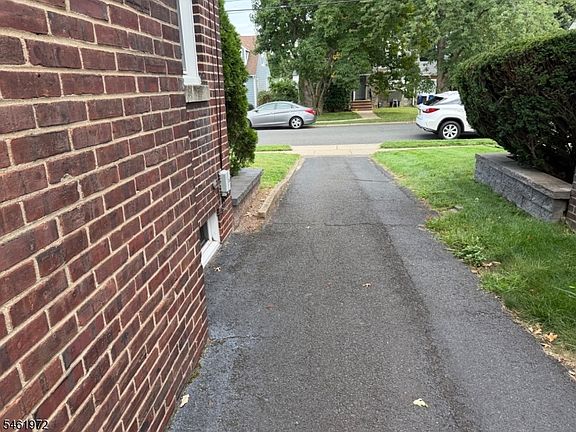 5th image of 830 Travers St