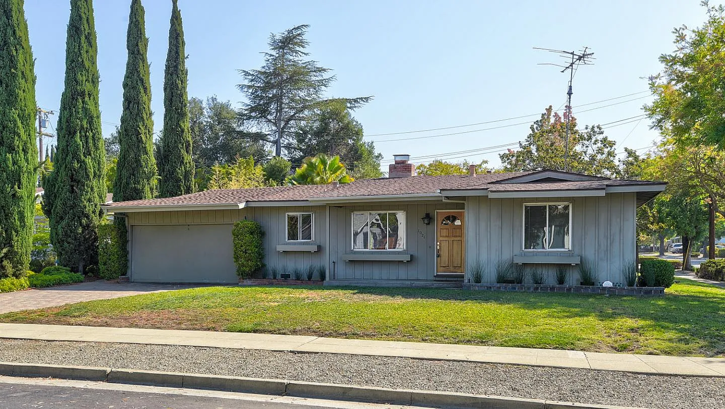 1021 W Riverside Way photo 1