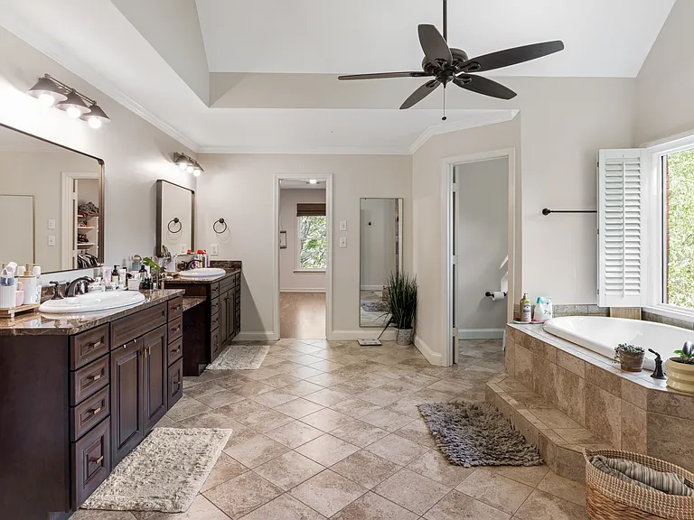 Master Bathroom - Pic 4