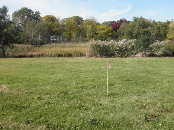 775 Peninsula Dr, Wauconda, IL 60084