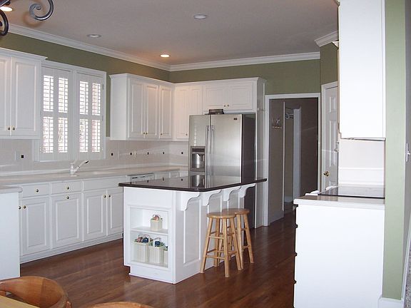 Large kitchen w/solid surface countertops