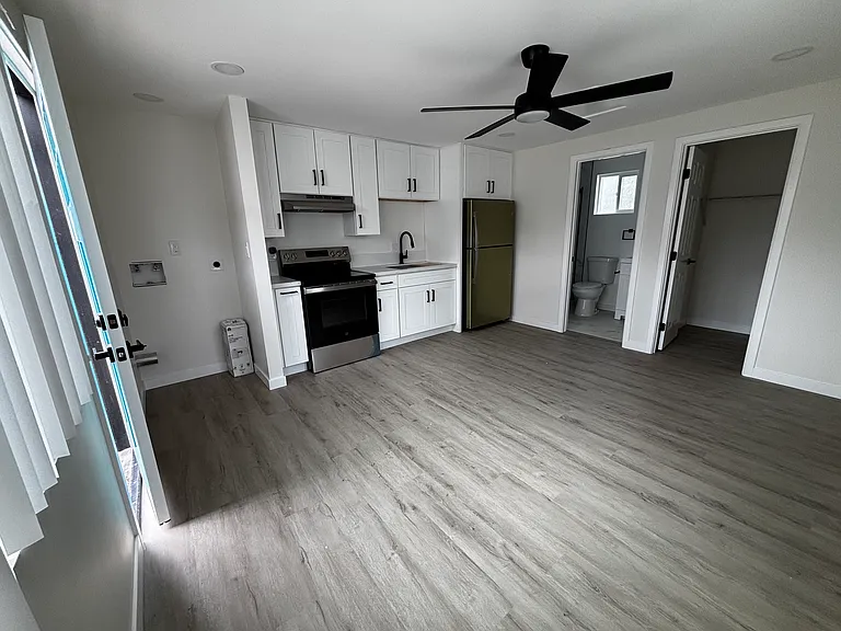 4302 Laurel St — Photo 3