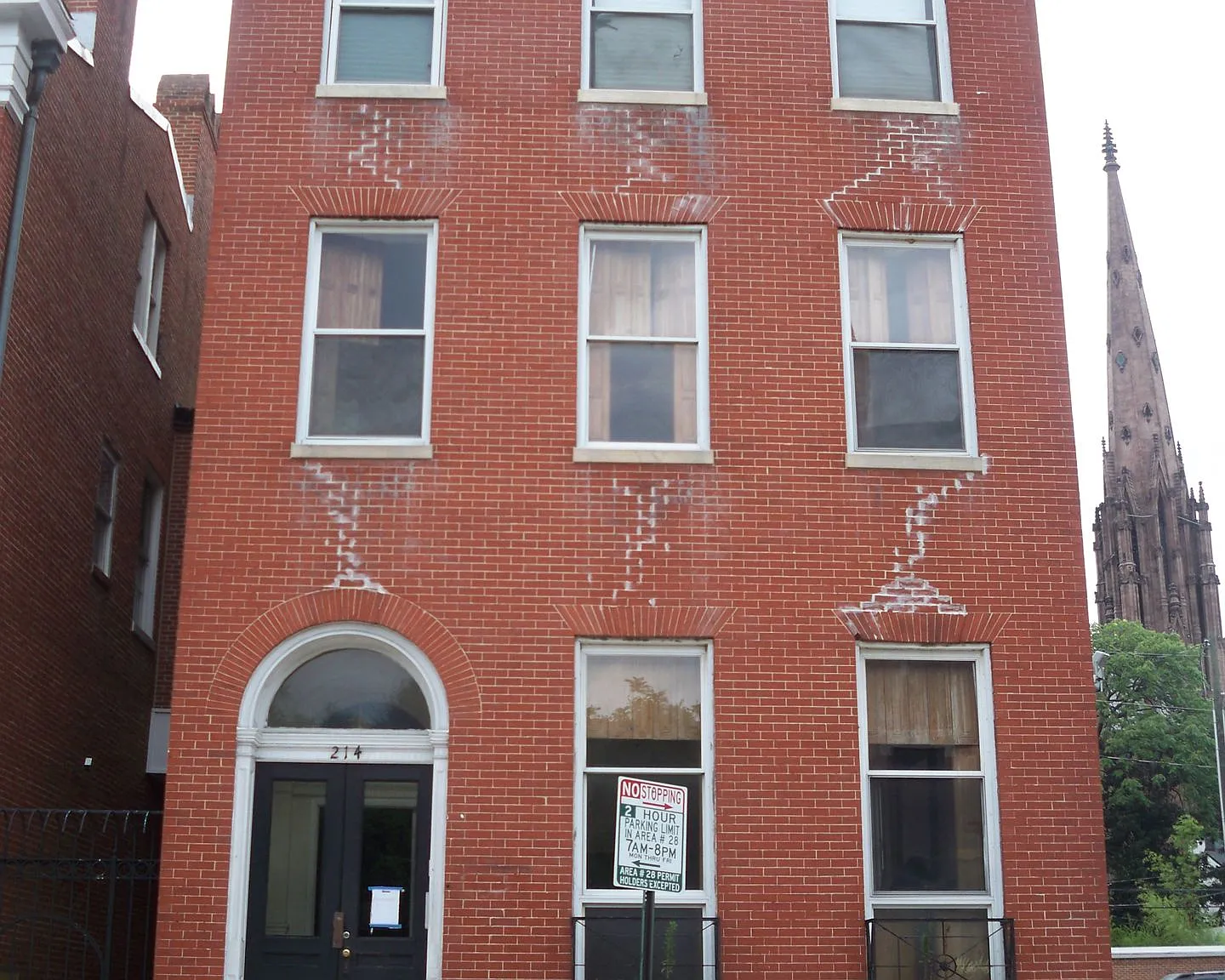 214 W Monument Street — Photo 1