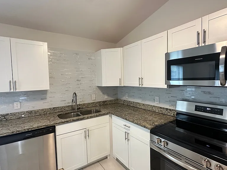 1105 NE 6th Pl — Photo 36