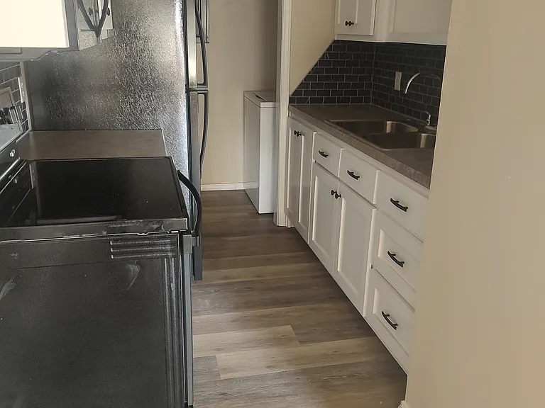 1125 S Sheppard St — Photo 4