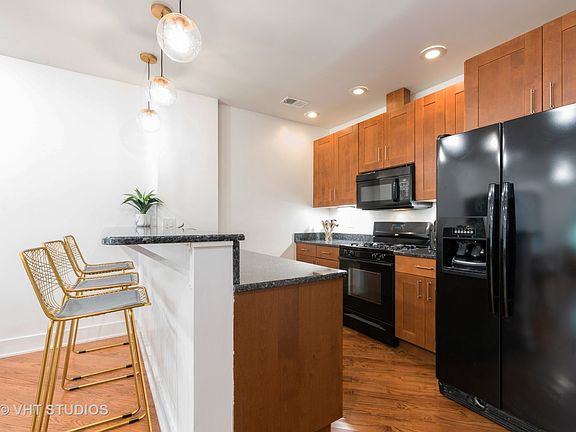 3rd image of 6309 N Francisco Ave #2