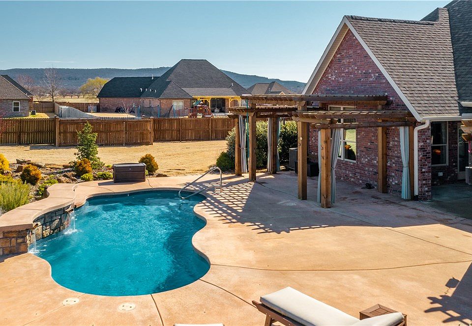 1st image of 400 Twin Falls Dr