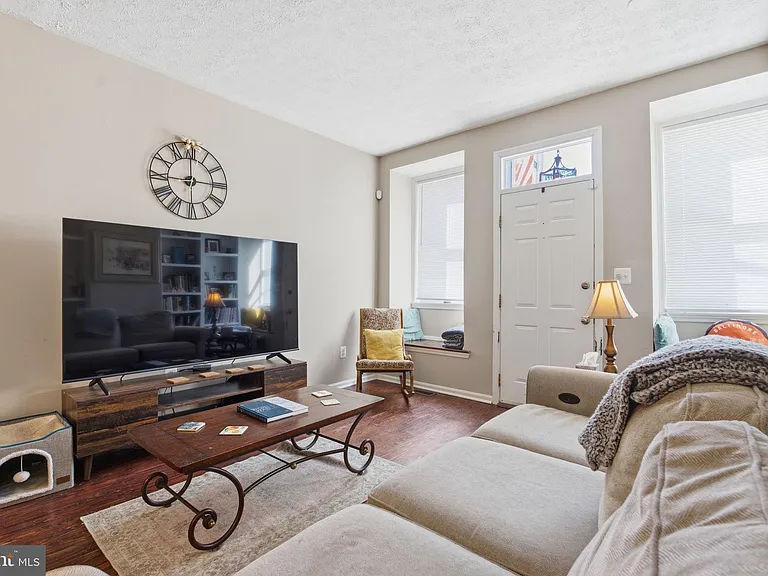116 W Clement St — Photo 3