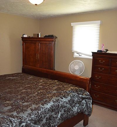 Bedroom : The bedroom is big enough for a king size bed, plus other furniture.