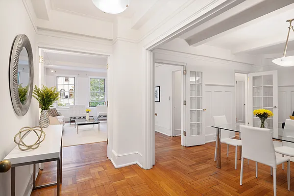 noonさま　専門 104 West 70th Street #8G in Lincoln Square, Manhattan