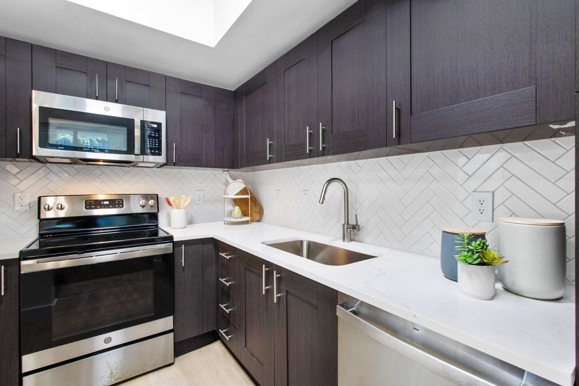 Stainless Steel Appliances at One Plantation in Plantation, FL 33324