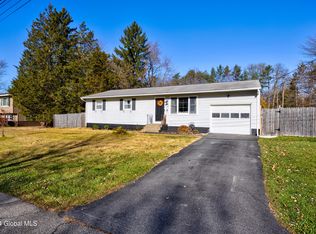 5 Sunflower Ln, Colonie, NY 12205