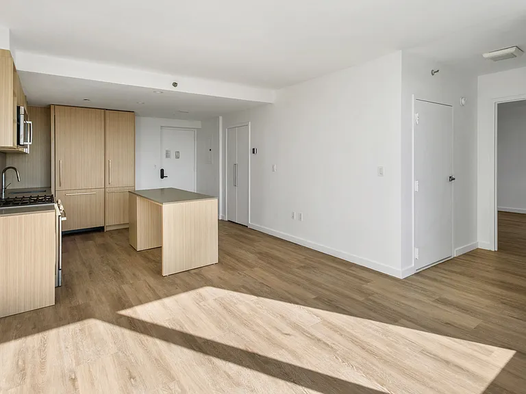 315 W 33rd St — Photo 50