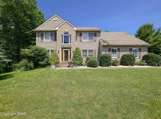 4132 Crest View Dr, Stroudsburg, PA 18360