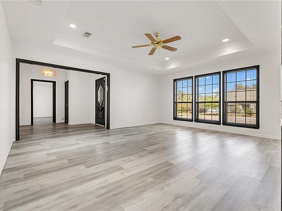 4th image of 204 Hearthstone Cir