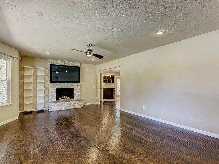 2820 Guilford Ln — Photo 9