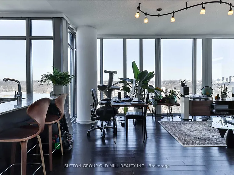 105 The Queensway #2211 — Photo 3