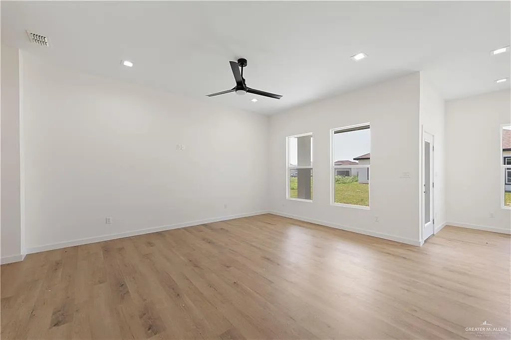 3 bed, 2.0 bath, 1550 sqft, $1,799 — Photo 3