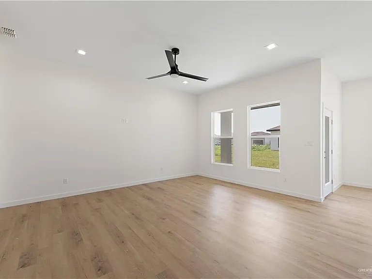 909 N Brushfield Ave — Photo 3