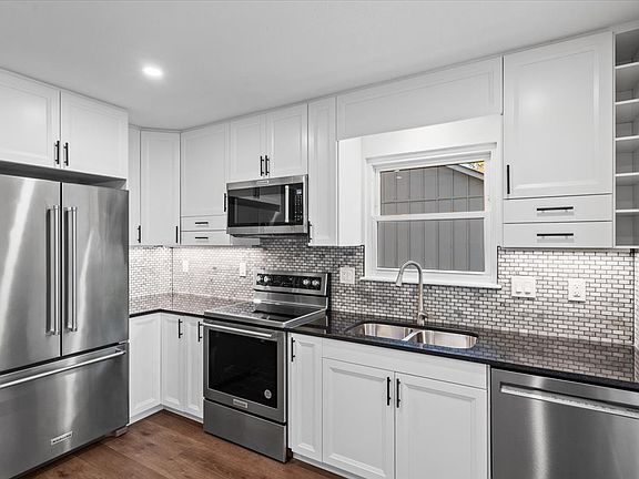 Spacious Kitchen w/brand new KitchenAid appliances, under-counter lighting, and granite countertops!